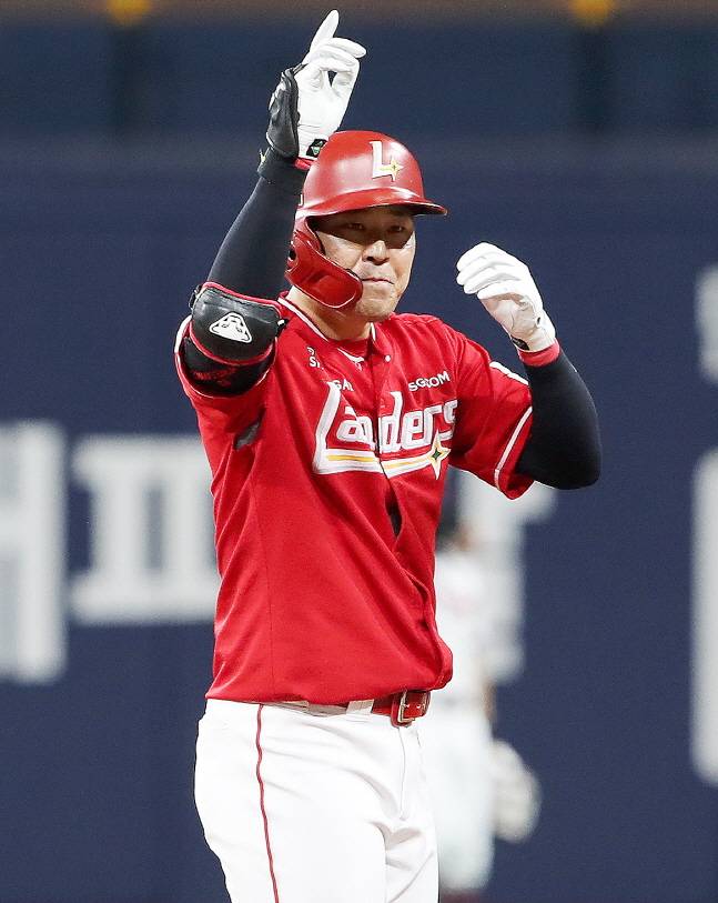 한유섬이 1회초 2타점 2루타를 날리고 세리머니를 하고 있다. /사진=SSG 랜더스 제공