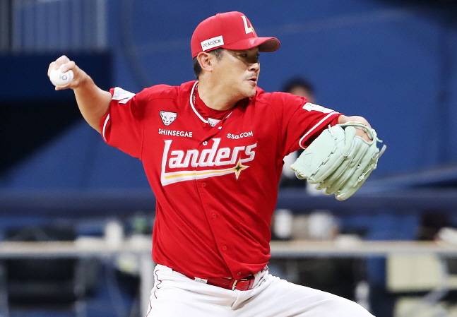 6회를 막아내고 있는 노경은. /사진=SSG 랜더스 제공