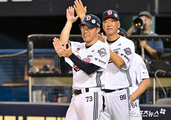 지난달 15일 오후 서울 송파구 잠실야구장에서 열린 '2025 신한 SOL Bank KBO리그' KIA 타이거즈와 두산 베어스의 경기, 두산이 연장 접전끝에 안재석의 끝내기 홈런에 힘입어 KIA에 6:5 역전승을 거뒀다. 이날 경기에서 승리한 두산 조성환 감독대행이 선수들에게 박수를 보내고 있다. 엑스포츠뉴스 DB