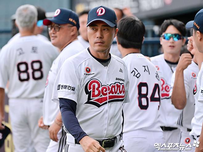 지난달 16일 오후 서울 송파구 잠실야구장에서 열린 '2025 신한 SOL Bank KBO리그' KIA 타이거즈와 두산 베어스의 경기, 경기 전 두산 조성환 감독대행이 국민의례를 마친 후 더그아웃으로 향하고 있다. 엑스포츠뉴스 DB