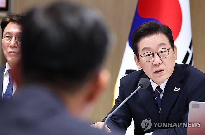 질의하는 이재명 대통령 (서울=연합뉴스) 김도훈 기자 = 이재명 대통령이 30일 용산 대통령실에서 열린 제44회 국무회의에서 정성호 법무부 장관에게 질의하고 있다. 2025.9.30 superdoo82@yna.co.kr