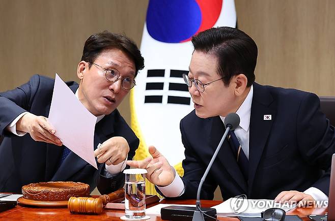 이재명 대통령과 김민석 국무총리 (서울=연합뉴스) 김도훈 기자 = 이재명 대통령과 김민석 국무총리가 30일 용산 대통령실에서 열린 제44회 국무회의에서 대화하고 있다. 2025.9.30 superdoo82@yna.co.kr