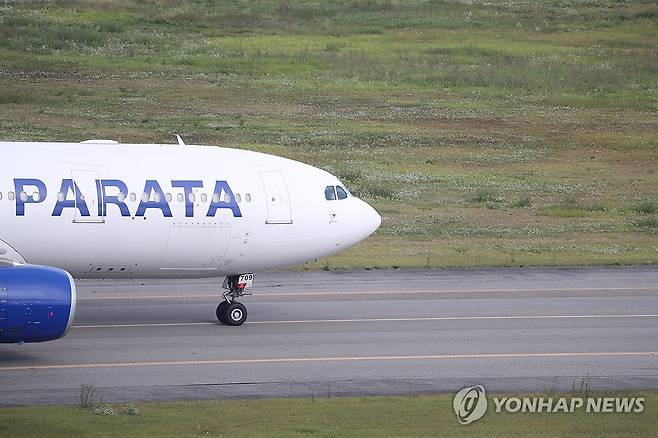 파라타항공 첫 취항 (양양=연합뉴스) 류호준 기자 = 30일 강원 양양국제공항 계류장에서 파라타항공 항공기가 이륙 준비를 하고 있다. 2025.9.30 ryu@yna.co.kr