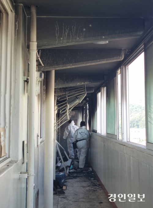 구리시 교문동 한 아파트 14층에서 발생한 화재로 14층과 15층 복도가 검게 그을렸다. 화재감식반이 현장에 진입하고 있다. 2025.10.1 구리/권순정기자 sj@kyeongin.com