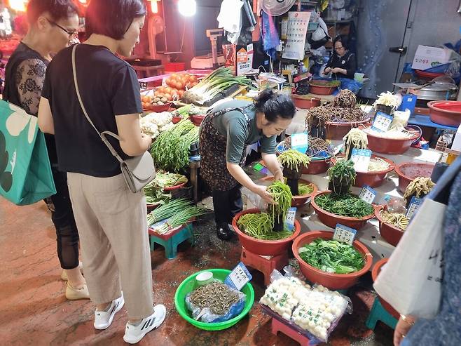 추석을 닷새 앞둔 1일 광주광역시 양동시장에서 명절 음식 재료를 구매하고 있다. 정승우 기자