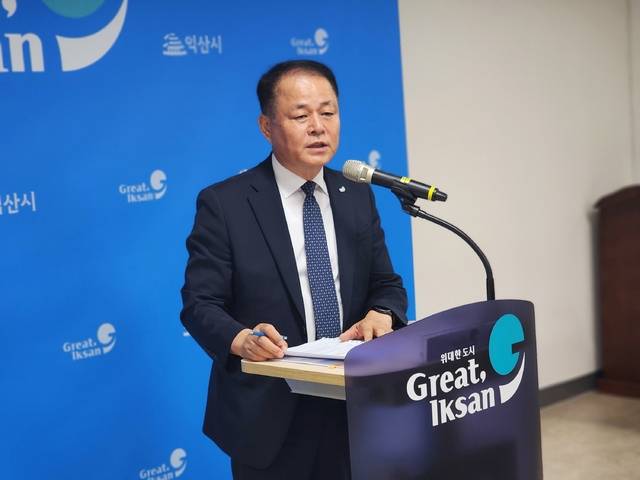 배석희 익산시 문화교육국장이 1일 브리핑에서 제56회 익산마한문화대전 개최 계획을 설명하고 있다./사진=송승욱 기자