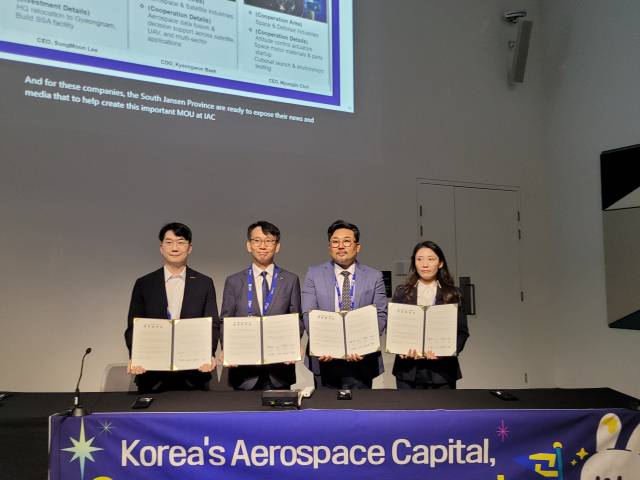 김명주 경남도 경제부지시가 호주 국제우주대회에서 우주로테크, 한컴인스페이스, 모멘텀스페이스와 업무협약 체결 후 기념사진을 찍고 있다./경남도/