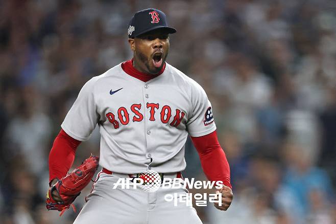 보스턴 레드삭스 마무리 투수 아롤디스 채프먼이 마지막 타자를 삼진으로 잡은 뒤 포효하고 있다. 사진=AFPBBNews