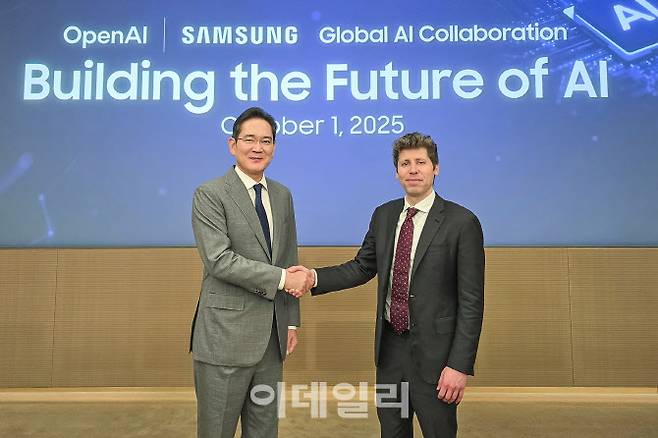 이재용 삼성전자 회장이 1일 삼성전자 서초사옥에서 샘 올트먼 오픈AI 대표와 ‘글로벌 AI 핵심 인프라 구축을 위한 상호 협력 LOI(의향서) 체결식’에서 악수하는 모습. 삼성은 오픈AI의 전략적 파트너사로서 반도체, 데이터센터, 클라우드, 해양 기술 등 각사의 핵심 역량을 결집시켜 전방위적인 협력 체계를 구축할 예정이다. (사진=삼성전자)