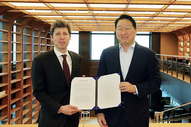 최태원 SK그룹 회장과 샘 올트먼 오픈AI 최고경영자(CEO)가 1일 서울 종로구 SK서린빌딩에서 메모리 공급 의향서 및 서남권 AI 데이터센터 협력에 관한 양해각서(MOU)를 체결한 이후 사진을 찍고 있다.(사진=SK그룹 제공)