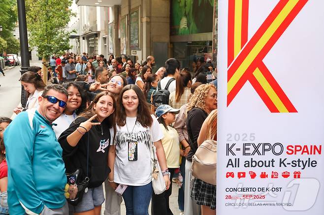 ‘2025 스페인 K-박람회’ 개막 첫날인 28일(현지시간) 행사가 열리고 있는 스페인 마드리드 아르테스 예술센터 입구가 입장을 기다리는 관람객들로 붐비고 있다. (사진가 우채연 제공, 재판매 및 DB금지) 2025.9.28/뉴스1 ⓒ News1 이준성 기자