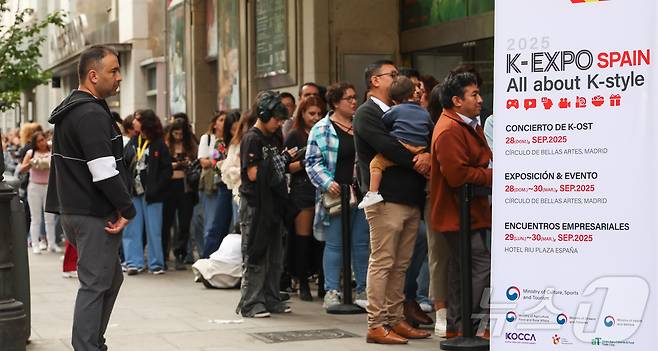 ‘2025 스페인 K-박람회’ 개막 첫날인 28일(현지시간) 행사가 열리고 있는 스페인 마드리드 아르테스 예술센터 입구가 입장을 기다리는 관람객들로 붐비고 있다. (사진가 우채연 제공, 재판매 및 DB금지) 2025.9.28/뉴스1 ⓒ News1 이준성 기자