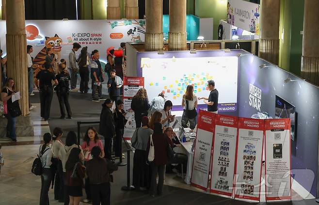 28일(현지시간) 스페인 마드리드 아르테스 예술센터에서 열린 ‘2025 스페인 K-박람회’ 를 찾은 관람객들이 K콘텐츠 관련 부스들을 살펴보고 있다. (사진가 우채연 제공, 재판매 및 DB금지) 2025.9.29/뉴스1 ⓒ News1 이준성 기자