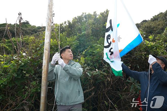 사수도에서 제주도기 게양하는 오영훈 제주지사(제주도 제공. 재판매 및 DB 금지)/뉴스1