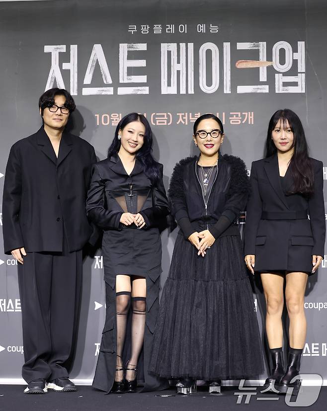 심사 위원 이진수(왼쪽부터)와 이사배, 정샘물, 서옥이 1일 서울 광진구 풀만 앰버서더 서울 이스트폴에서 열린 쿠팡플레이 '저스트 메이크업' 제작발표회에 참석해 포즈를 취하고 있다. '저스트 메이크업'은 대한민국을 넘어 세계적으로 K-뷰티를 대표하는 메이크업 아티스트들이 자신만의 색깔로 치열하게 맞붙는 초대형 메이크업 서바이벌 프로그램으로 이효리가 MC를 맡았다. 2025.10.1/뉴스1 ⓒ News1 권현진 기자