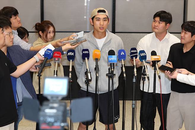 이정후가 귀국한 뒤 취재진과 인터뷰를 하고 있다. 사진 | 연합뉴스