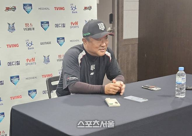 KT 김호 2군 감독이 1일 서울 고척스카이돔에서 열린 2025 퓨처스리그 챔피언결정전에 앞서 취재진 인터뷰에 응하고 있다. 고척 | 강윤식 기자 skywalker@sportsseoul.com