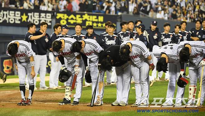 30일 잠실구장에서 열린 LG 트윈스와 두산 베어스의 경기. 패한 LG 선수들이 아쉬워하고 있다. 잠실=박재만 기자 pjm@sportschosun.com/2025.09.30/