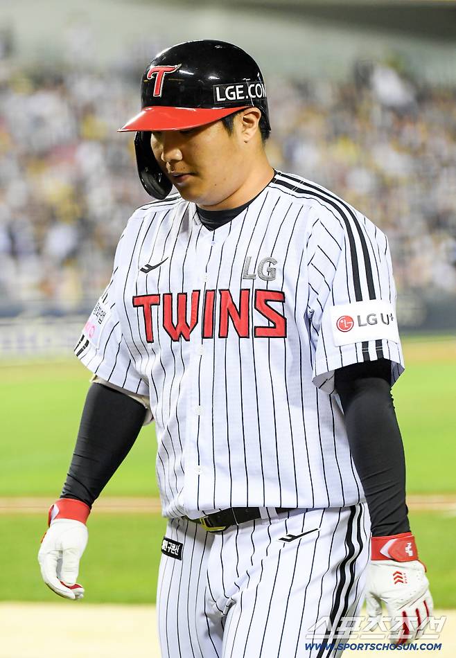 30일 잠실구장에서 열린 LG 트윈스와 두산 베어스의 경기. LG 문보경이 범타로 물러나고 있다. 잠실=박재만 기자 pjm@sportschosun.com/2025.09.30/