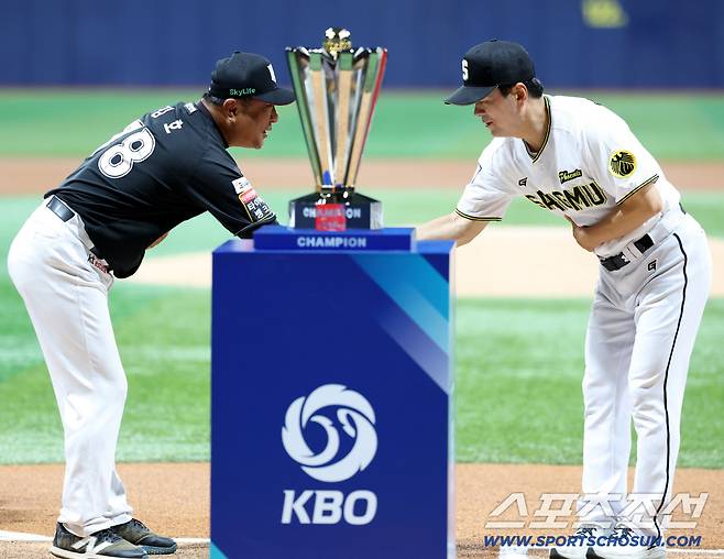 1일 고척스카이돔에서 열린 2025 KBO 퓨처스리그 챔피언결정전, 상무와 KT의 경기, KT 김호 감독과 상무 박치왕 감독이 악수를 나누고 있다. 고척=허상욱 기자wook@sportschosun.com/2025.10.01/