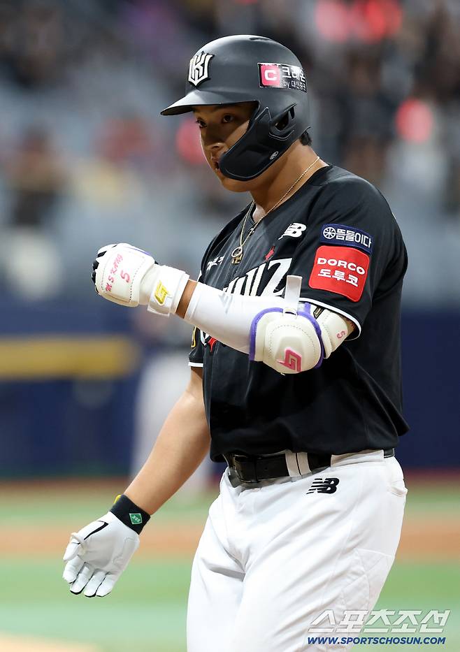 1일 고척스카이돔에서 열린 2025 KBO 퓨처스리그 챔피언결정전 상무와 KT의 경기, 3회초 2사 1,2루 KT 강민성이 1타점 적시타를 치고 기쁨을 나누고 있다. 고척=허상욱 기자wook@sportschosun.com/2025.10.01/