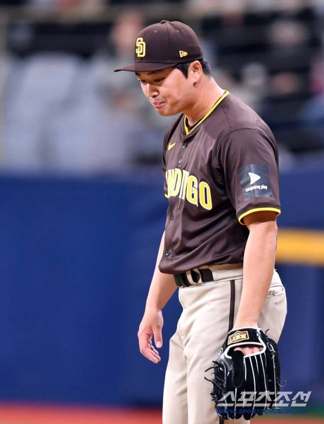 18일 서울 고척스카이돔에서 열린 'MLB 월드투어 서울 시리즈 2024' 샌디에이고 파드리스와 LG 트윈스의 경기. 9회말 1사 1루에서 샌디에이고 고우석이 LG 이재원에 투런포를 허용한 후 아쉬워하고 있다. 고척=정재근 기자 cjg@sportschosun.com/2024.3.18/