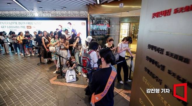 서울 시내의 한 면세점에 입장하기 위해 중국인 등 외국인 관광객들이 길게 줄을 서고 있다.