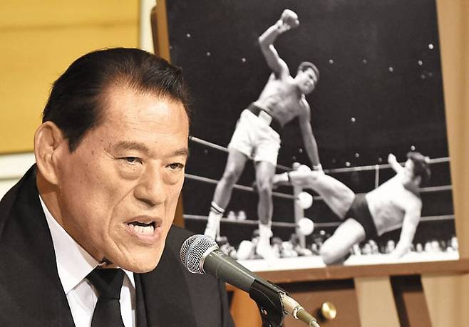 2016년 사망한 무하마드 알리에 대한 회고 기자회견을 하는 안토니오 이노키. /AFP 연합뉴스