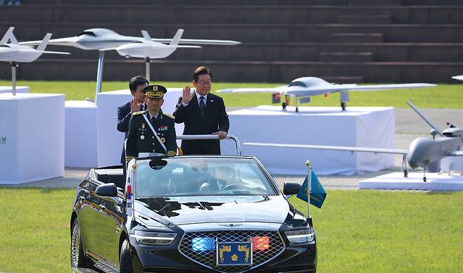 이재명 대통령이 1일 충남 계룡대 대연병장에서 열린 건군 77주년 국군의 날 기념행사에서 열병차량에 탑승해 사열하고 있다./연합뉴스