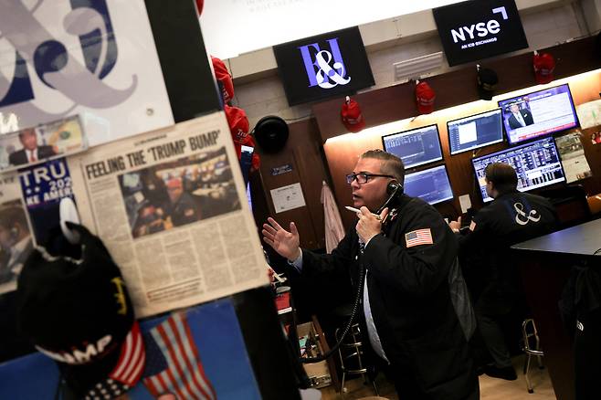 지난 23일(현지 시각) 미국 뉴욕 증권거래소(NYSE)에서 한 트레이더가 전화통화를 하고 있다./로이터 연합뉴스