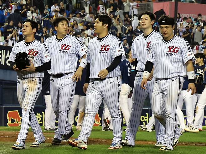 LG 선수들이 운동장을 나서고 있다. /뉴스1