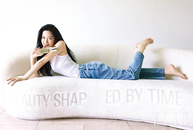 화이트 슬리브리스는 Isabel Marant. 데님 팬츠는 Levi’s.