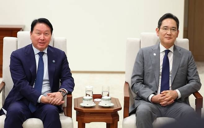 1일 용산 대통령실에서 열린 이재명 대통령과 오픈AI 샘 올트먼 대표의 접견에 참석한 최태원 SK그룹 회장이 발언하고 있다. 오른쪽은 이재용 삼성전자 회장. 연합뉴스