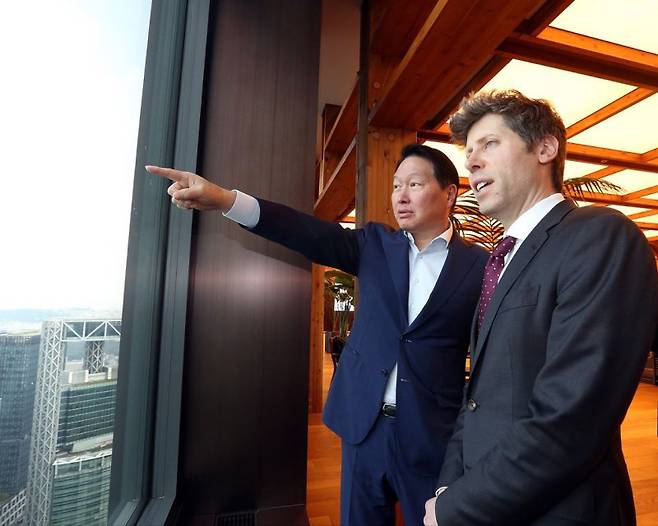 최태원 SK그룹 회장과 샘 올트먼 오픈AI 최고경영자(CEO)가 1일 서울 종로구 SK서린빌딩에서 창밖을 보며 대화하고 있다. SK그룹 제공