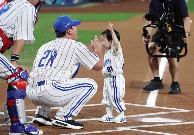삼성 라이온즈 오승환이 30일 대구 삼성라이온즈파크에서 아들 서준군의 시구를 받은 뒤 함께 승리 세레머니를 하고 있다. 연합뉴스