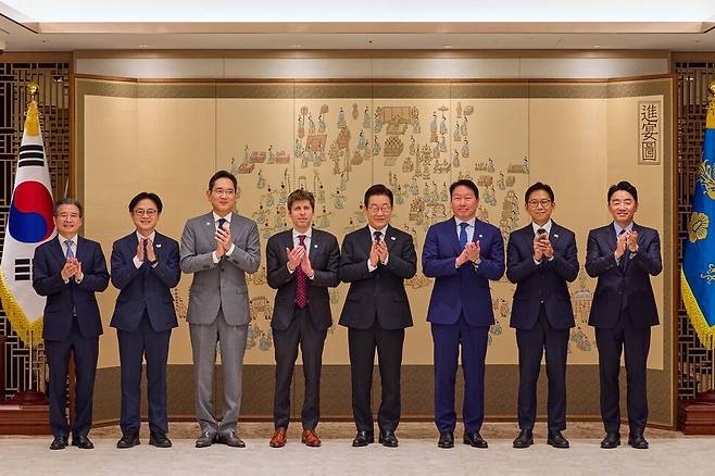 이재명 대통령이 1일 용산 대통령실에서 샘 올트먼 오픈AI CEO와의 접견에 앞서 참석자들과 기념촬영을 하고 있다. 왼쪽부터 김용범 정책실장, 김정관 산업부 장관, 이재용 삼성전자 회장, 샘 올트먼 오픈AI CEO, 이재명 대통령, 최태원 SK그룹 회장, 배경훈 과기부 장관, 강훈식 비서실장. 대통령실 제공