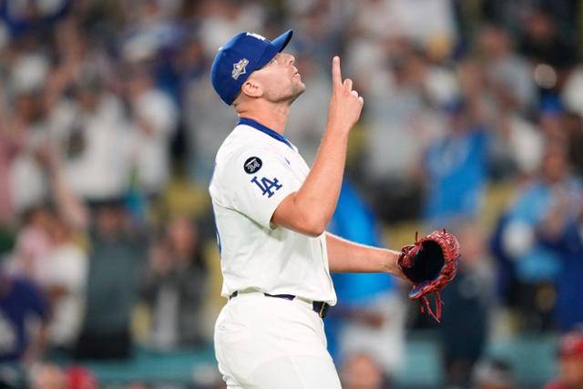 블레이크 스넬이 1일 미국 캘리포니아주 로스앤젤레스 다저스타디움에서 열린 신시내티와 내셔널리그 와일드카드 1차전에 선발 출전해 7이닝 4피안타 1볼넷 9탈삼진 2자책 역투를 펼치고 있다. 로스앤젤레스=AP 연합뉴스