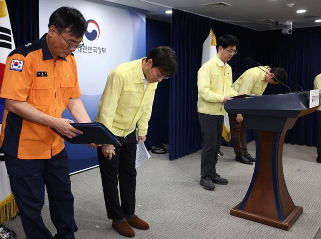 지난달 27일 서울 종로구 정부서울청사 브리핑실에서 열린 '국가정보자원관리원 정부 서비스 장애 관련 브리핑'에서 김민재 행정안전부 차관을 비롯한 참석자들이 인사하고 있다. 왼쪽부터 윤상기 소방청 장비기술국장, 이용석 행정안전부 디지털정부혁신실장, 김 차관, 이재용 국가정보자원관리원장. 연합뉴스