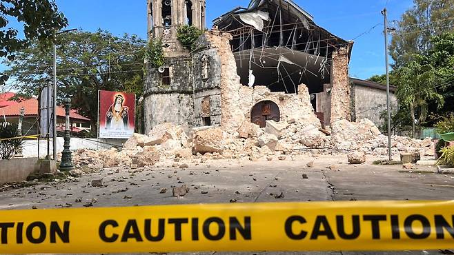 필리핀 중부 세부섬 보고시의 교회 건물이 전날 밤 강진으로 무너진 모습