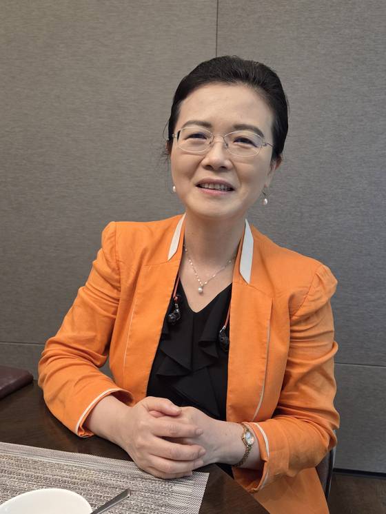 차진아 교수는 1997년 사법시험에 합격(연수원 31기)하고 독일 자를란트대에서 박사학위를 받아 헌법 이론과 실무에 두루 해박하다. 그는 “교수를 꿈꾸며 93년 법대에 들어갔는데, 당시는 여성이 교수 되기가 하늘의 별 따기여서 사시 붙으면 임용될 길이 열리리라고 봐 시험 쳐 합격한 끝에 꿈을 이뤘다”고 했다. 강찬호 기자