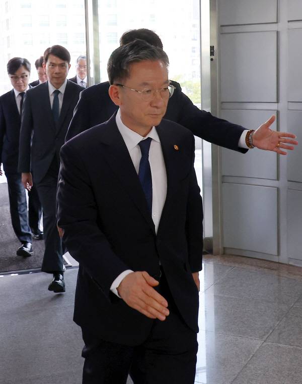 = 정성호 법무부 장관이 1일 오후 부산 연제구 부산검찰청 청사에 들어서고 있다. 뒤에는 이날 정 장관을 영접 나온 부산 고검·지검 간부들. 이날 정 장관은 부산 고검과 지검을 찾아 검사들과 간담회를 가졌다. 연합뉴스