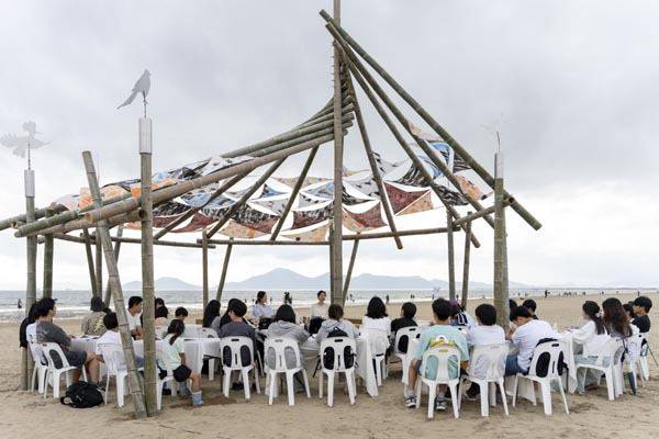 라울 발히의 ‘바람은 누구의 것일까요? 대체?’에서 관람객들이 프로그램에 참여한 모습. 부산비엔날레조직위원회 제공