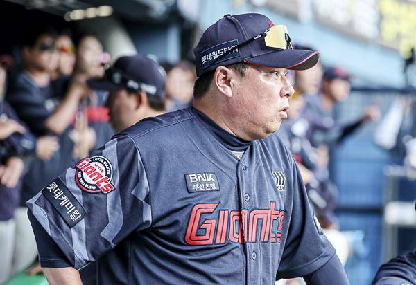 가을 야구 진출이 눈앞에서 무산되자 롯데 김태형 감독을 향한 팬심이 엇갈린다. 사진은 경기를 바라보는 김태형 감독 모습. 롯데 자이언츠 제공