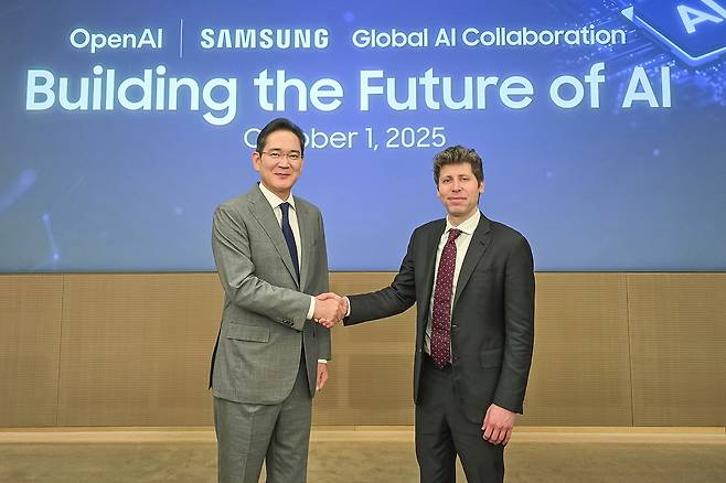 Samsung Electronics Chairman Lee Jae-yong (left) shakes hands with OpenAI CEO Sam Altman during the signing ceremony of a Letter of Intent for cooperation to build core global AI infrastructure, held at Samsung’s Seocho office on Wednesday. (Samsung Electronics)