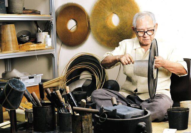 국가무형유산 갓일 보유자인 박창영 장인이 지난 13일 경기도 광명시 작업실에서 '갓모으기'작업을 하고 있다. 갓은 둥근 겉모양을 만드는 '양태일'과 곧게 솟아있는 모자를 만드는 '모자일', 둘을 합치는 '갓모으기'의 3가지 공정을 거친다.