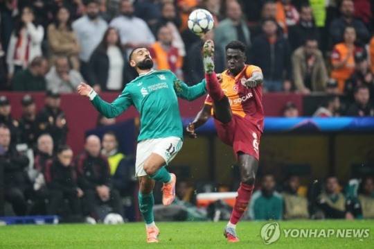 볼 다투는 리버풀의 무함마드 살라흐와 갈라타사라이의 다빈손 산체스 / 사진=연합뉴스