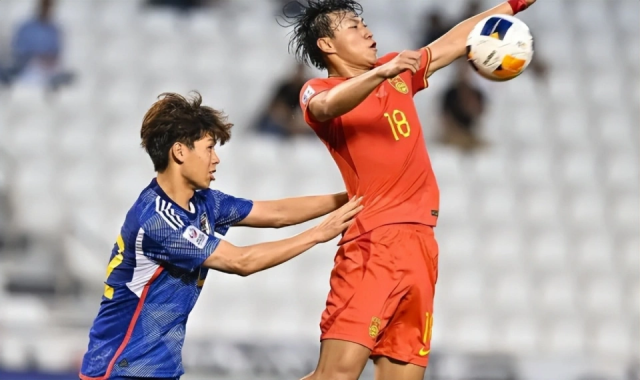 ‘QQ’는 “두웨이정이 앞으로 지금과 같은 활약을 이어가고 또 기량을 발전시키며 전술 이해도까지 높인다면 지금보다 더 높은 레벨의 리그로 도약할 수 있다”며 “중국 역시 세대교체에 있어 중요한 시기를 맞았다. 젊은 선수들의 등장이 절실하다. 두웨이정은 큰 자산이 될 것이다. 모든 것이 순조롭게 진행된다면 두웨이정은 우레이의 뒤를 책임질 미래의 리더를 할 잠재력을 충분히 갖추고 있다”고 바라봤다. 사진=QQ