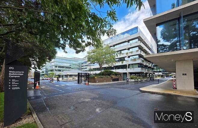 구글, 애플, 화이자, 존슨앤드존슨 등 고부가가치 산업 중심의 정보기술(IT)·바이오 글로벌 기업들은 유럽 거점으로 아일랜드를 택했다. 사진은 지난 9월 방문한 아일랜드 더블린의 볼스브리지 비즈니스 파크(Ballsbridge Business Park) 전경. 이곳은 메타를 비롯한 글로벌 IT 기업들이 입주해 있는 첨단 산업 클러스터로 꼽힌다. /사진=김성아 기자