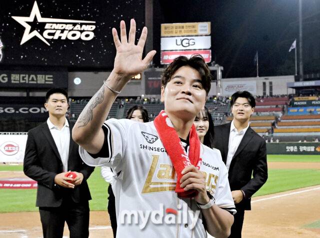 추신수가 14일 오후 인천 문학동 SSG랜더스필드에서 진행된 은퇴식에서 팬들에게 손을 흔들고 있다./마이데일리