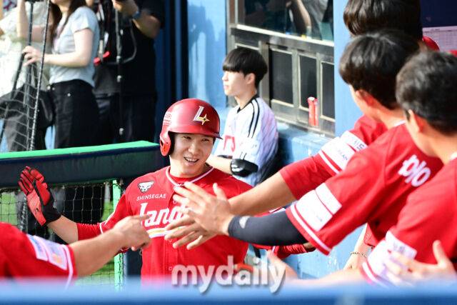 7일 오후 서울 잠실야구장에서 진행된 '2025 신한 SOL뱅크 KBO 리그' SSG-LG의 경기. SSG 박성한이 1회초 무사 2,3루에서 최정의 희생플라이 때 선취점을 올리고 있다./마이데일리